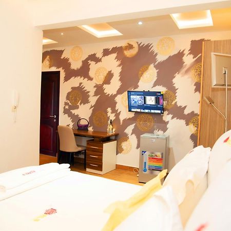 Residence Le Sommet - Chambre Versace Douala Buitenkant foto